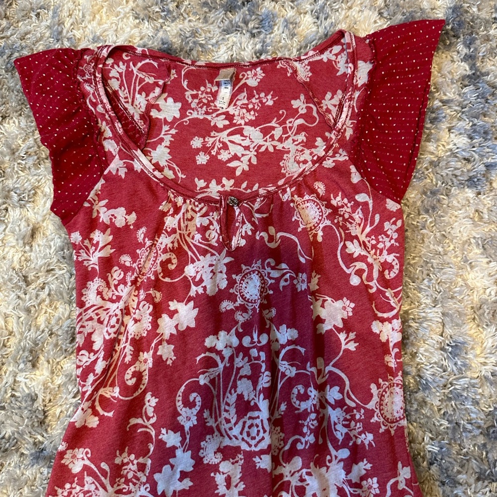 BKE women’s top Size Small. Small flutter sleeve. Two fabric patterns. - Picture 2 of 5